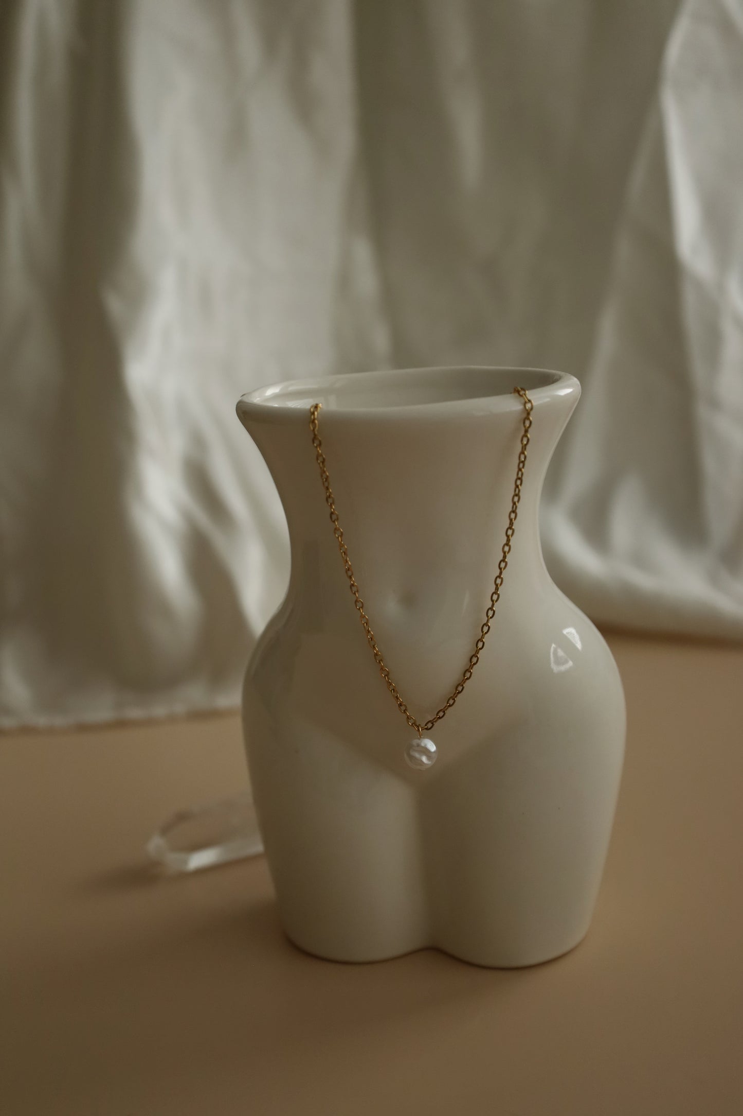 Dlouhý nerzový náhrdelník zlaté barvy s perlou - UNIVERSE