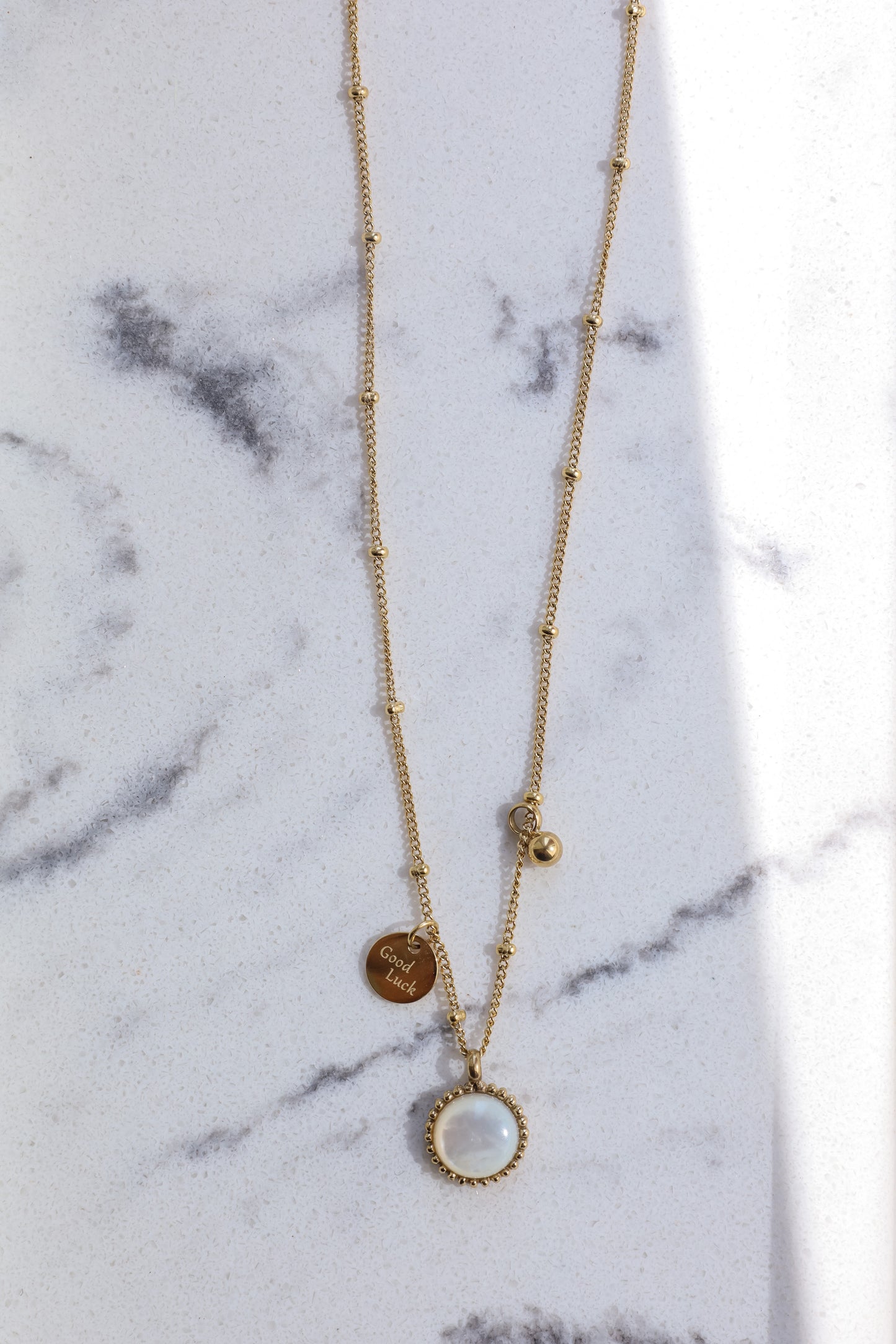 Nerezový zlatý náhrdelník s přívěskem - GOOD LUCK