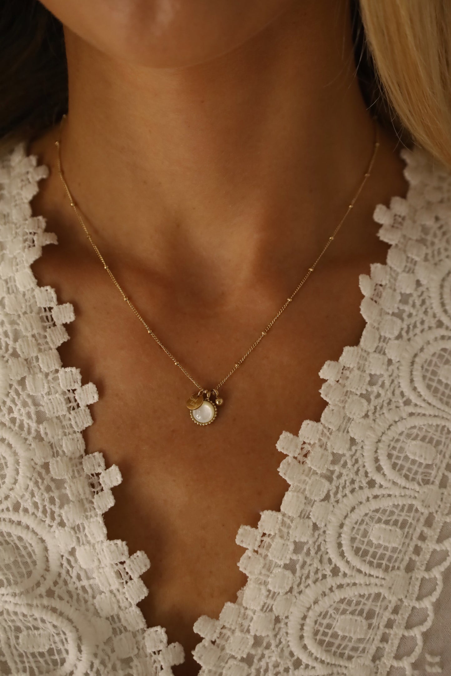 Nerezový zlatý náhrdelník s přívěskem - GOOD LUCK
