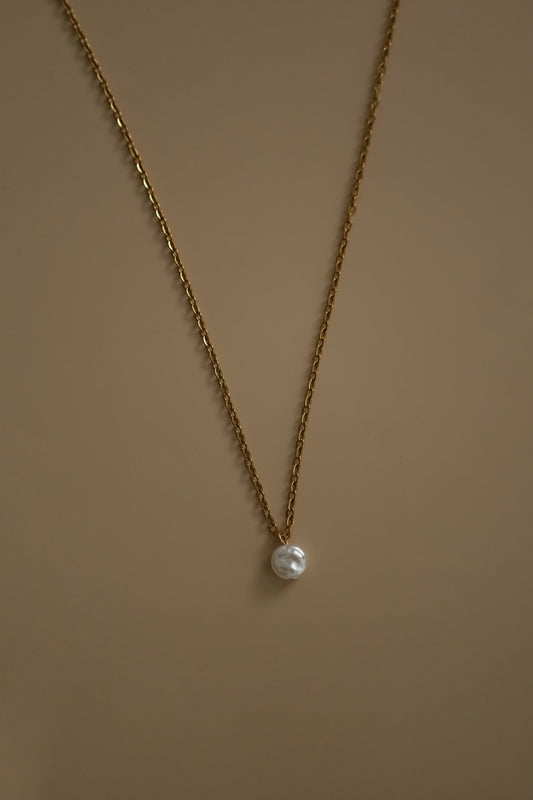 Dlouhý nerzový náhrdelník zlaté barvy s perlou - UNIVERSE