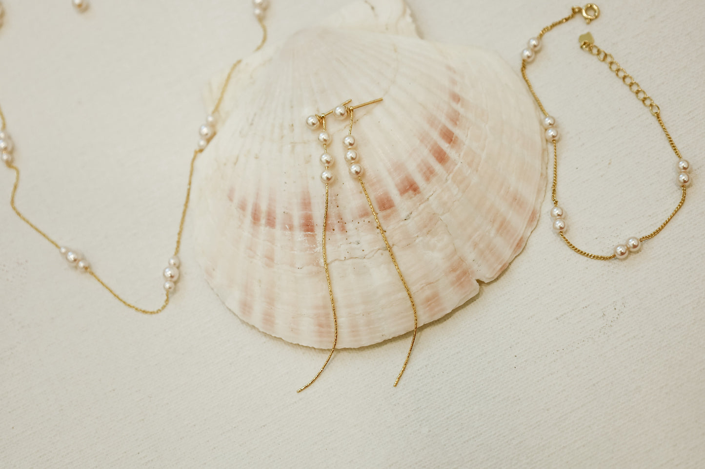 Dlouhé náušnice s perlami SVATÁ