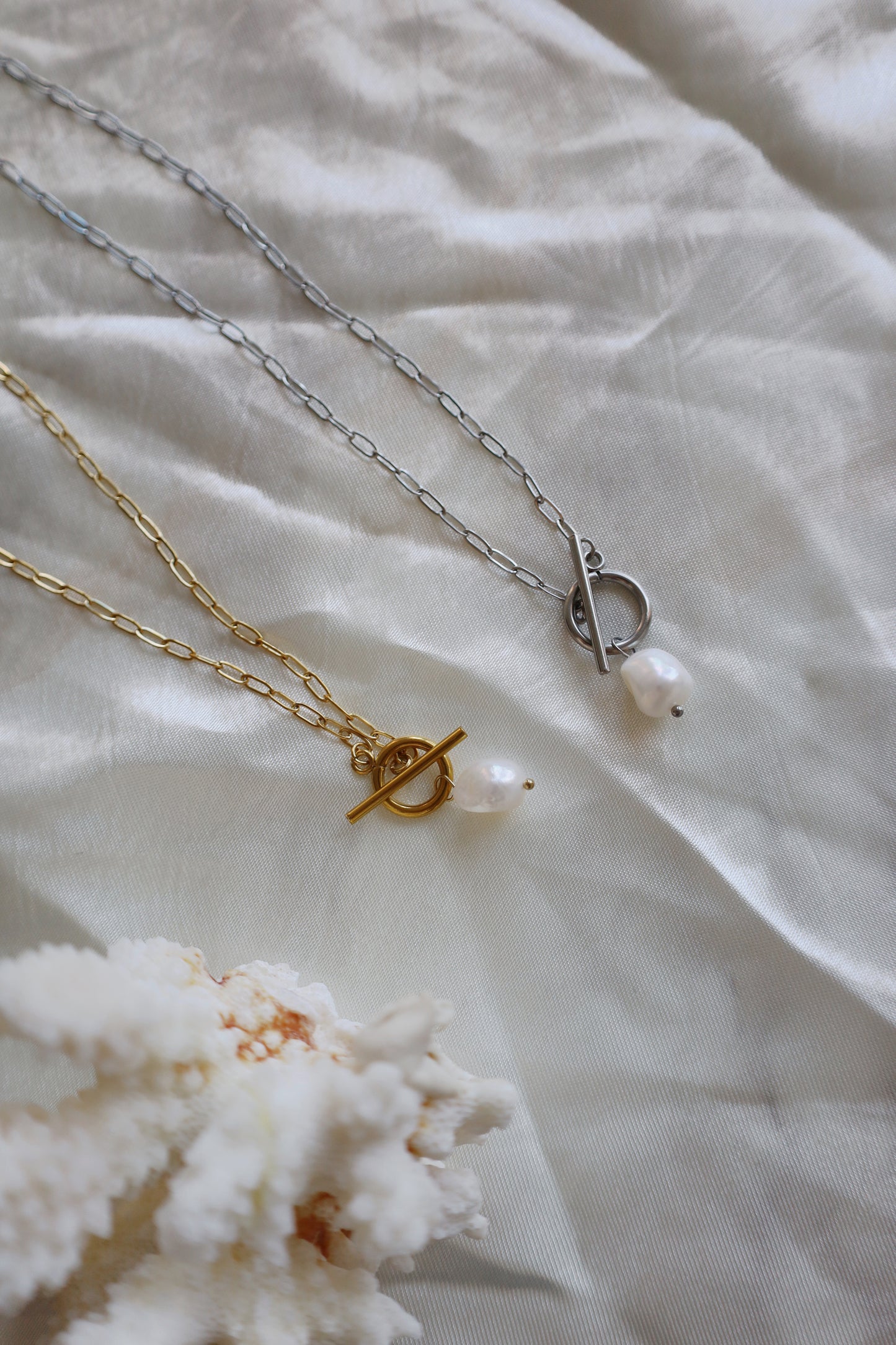 Letní nerezový zlatý náhrdelník s perlou a zapínáním WAKA