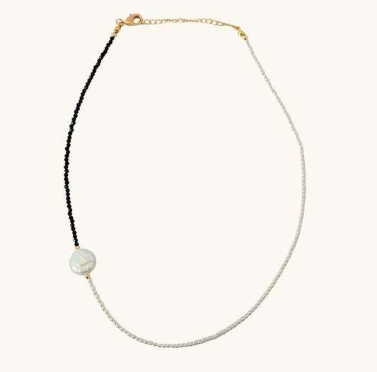 Perlový náhrdelník s černými korálky EATALY